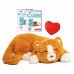 El juguete para gatos Calmeroos Latido del Corazón simula el calor y los latidos del corazón de su madre, ayudando a reducir la ansiedad y promover un sueño tranquilo. Hecho de suave peluche, es seguro, lavable a máquina y proporciona compañía reconfortante. Ideal para gatos de todas las edades.